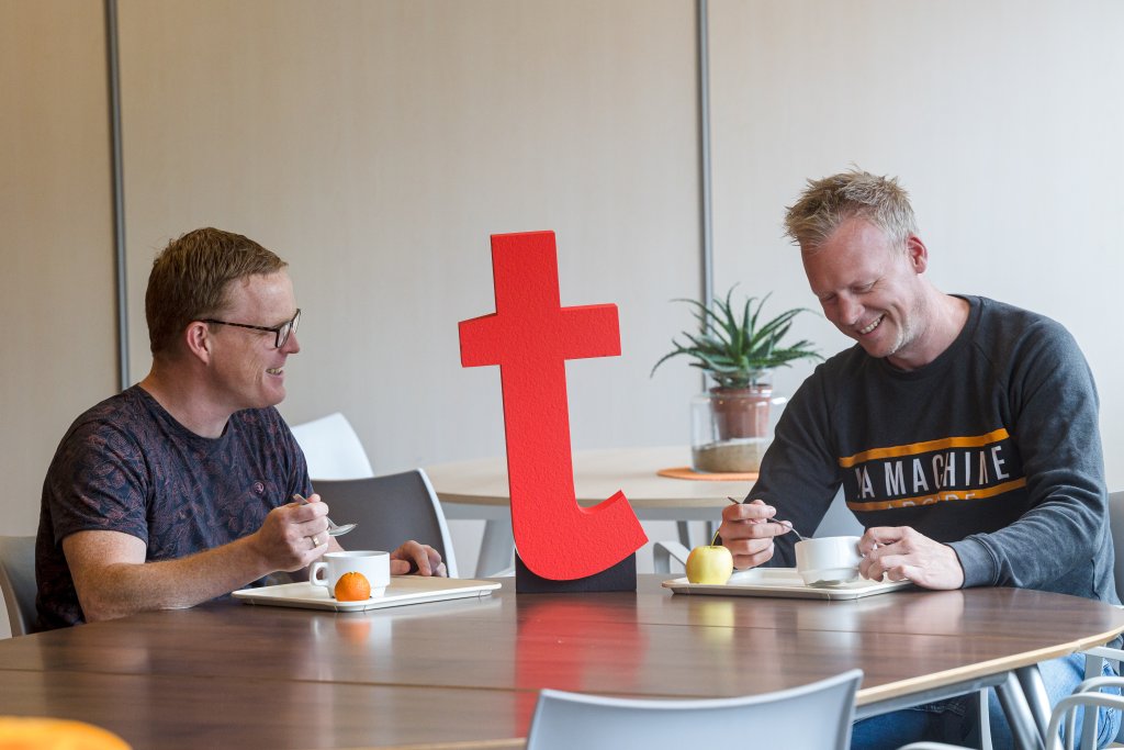 2 collega's eten in het bedrijfsrestaurant