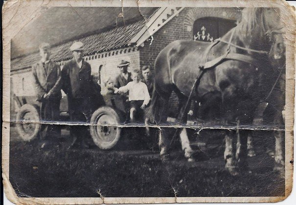 Hongerevacuee Ferry Bosselaar uit Rotterdam, tweede van rechts, op de boerderij van Anne van Weperen (met hoed). De foto is waarschijnlijk gemaakt in 1942 (Historische vereniging Haule)