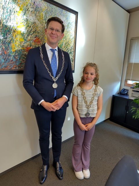 Burgemeester Jack Werkman met kinderburgemeester Thirsa van Zandvoort met hun ambtsketens