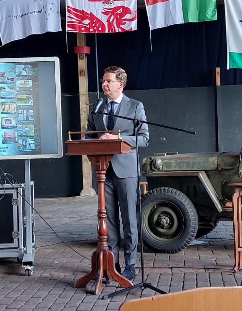 Burgemeester Jack Werman doet het openingswoord