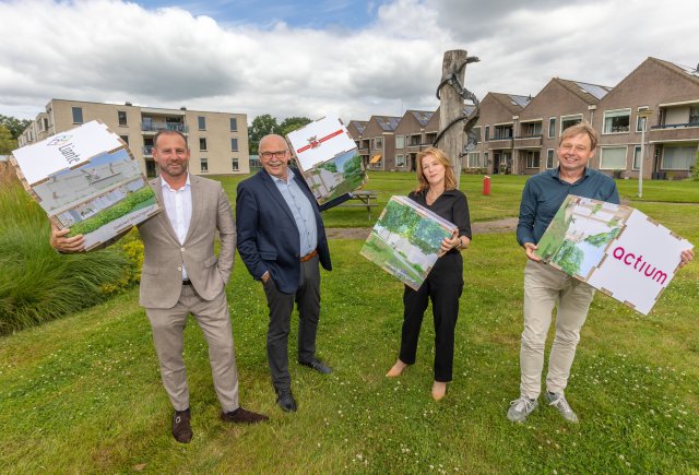 Ondertekeningsmoment vernieuwing gebied Rikkingahof met directeur bestuurder Zorggroep LIante, wethouder wonen en wethouders sociaal domein en manager vastgoed van Actium