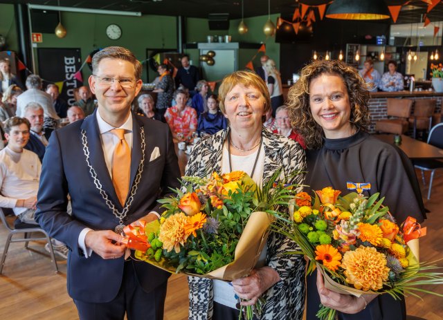 Burgemeester Werkman met twee inwoners uit de gemeente die een lintje krijgen