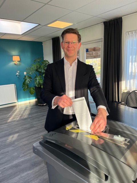 Burgemeester Werkman stopt stembiljet in stembus