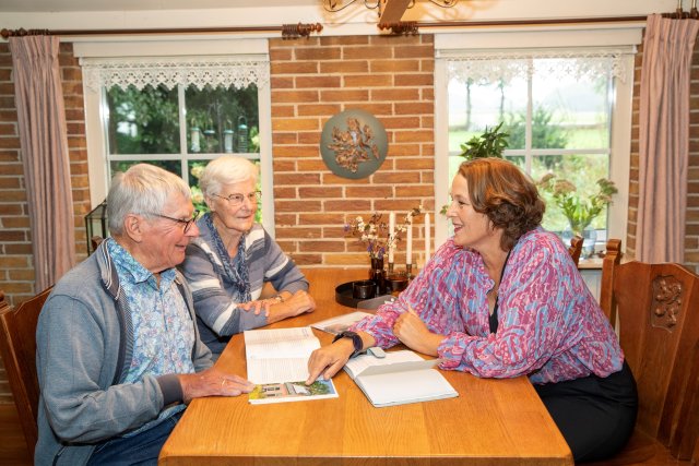 Hendrik en Hielkje Prakken in gesprek met wooncoach Mieke Koot van ‘Mijn Huis Op Maat’