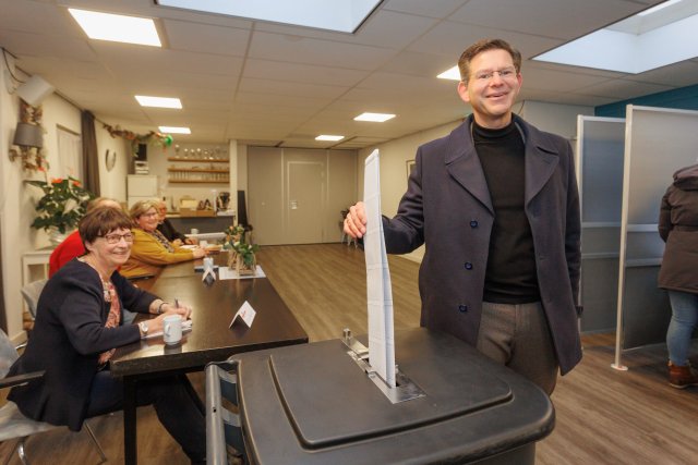 Burgemeester Werkman stemmen in Haule TK23