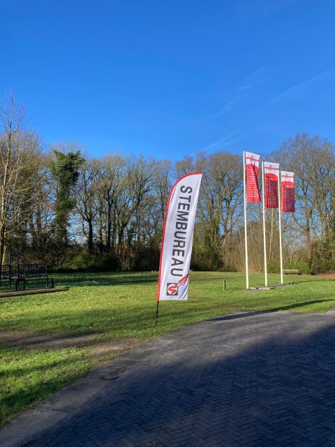 Vlaggen stembureau en gemeente Ooststellingwerf