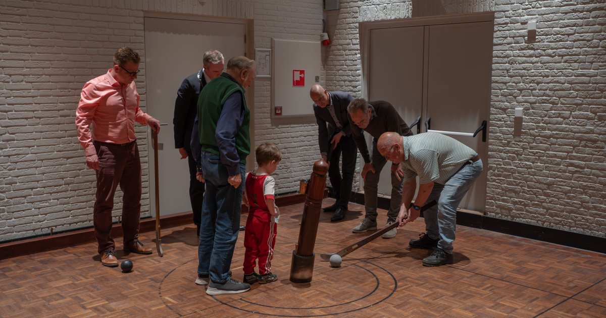 Feestelijke huldiging voor kolfkampioen Louis Schilder in Hoogwoud