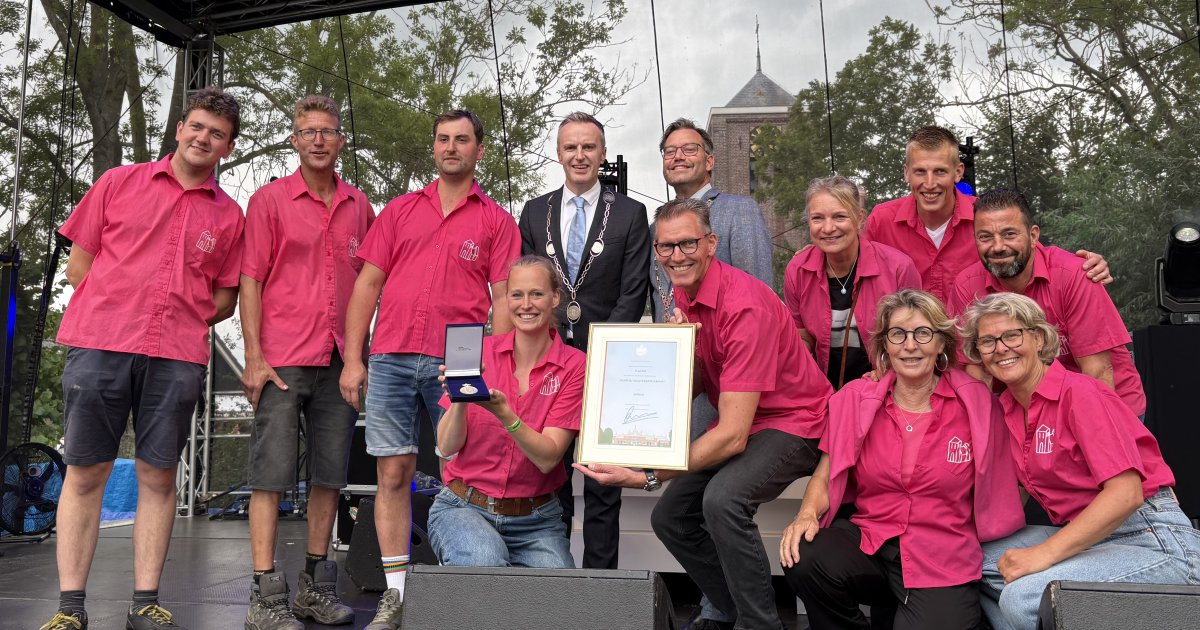 Koninklijke erepenning voor stichting Volksvermaak Wadway