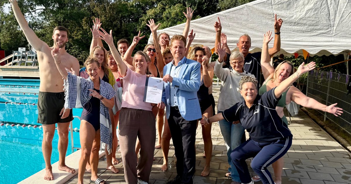 Zwem4daagse Opmeer reikt cheque uit aan EpilepsieNL