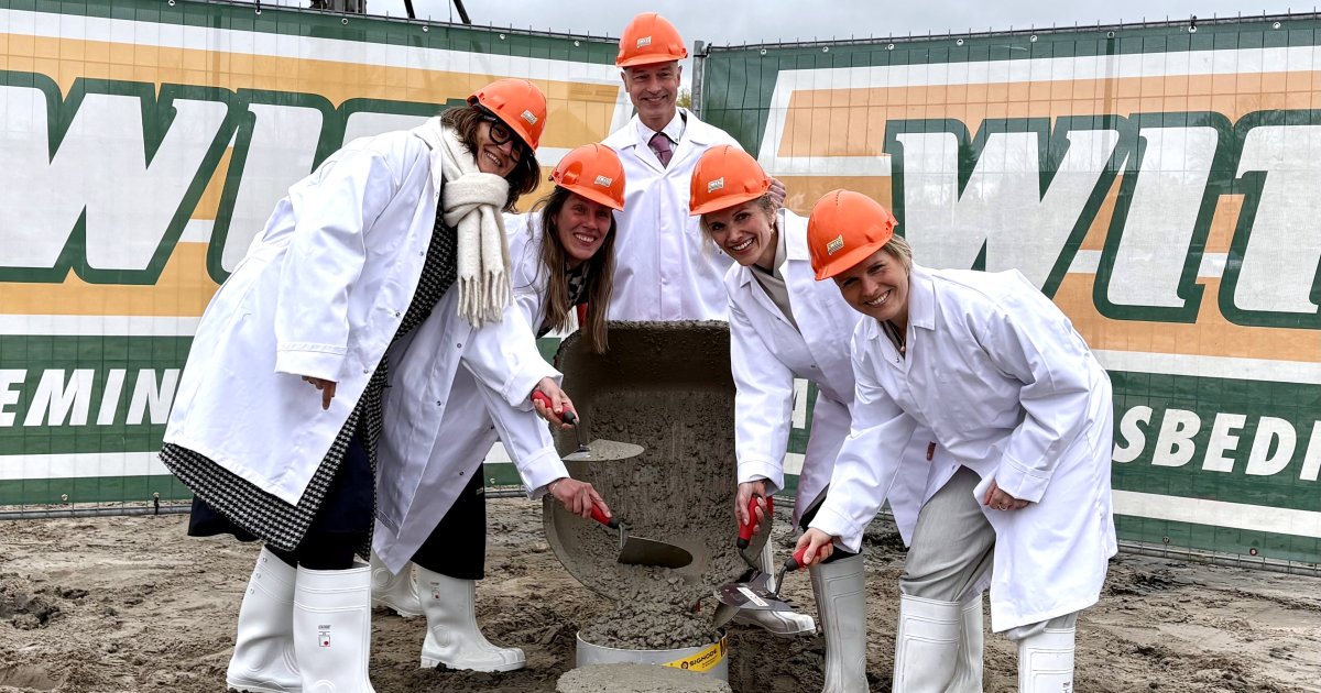 Feestelijk 1e paal van kindcentrum Opmeer-Spanbroek de grond in!