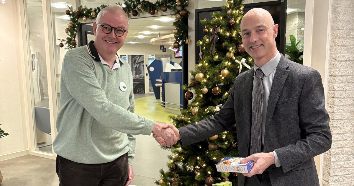 Medewerkers van het gemeentehuis in Opmeer doneren aan Voedselbank West-Friesland