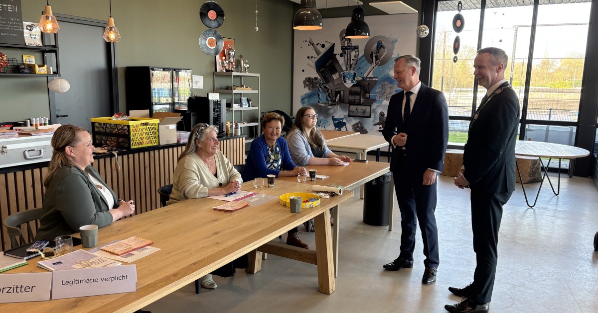 Een zonnig verkiezingsbezoek van de commissaris van de Koning!