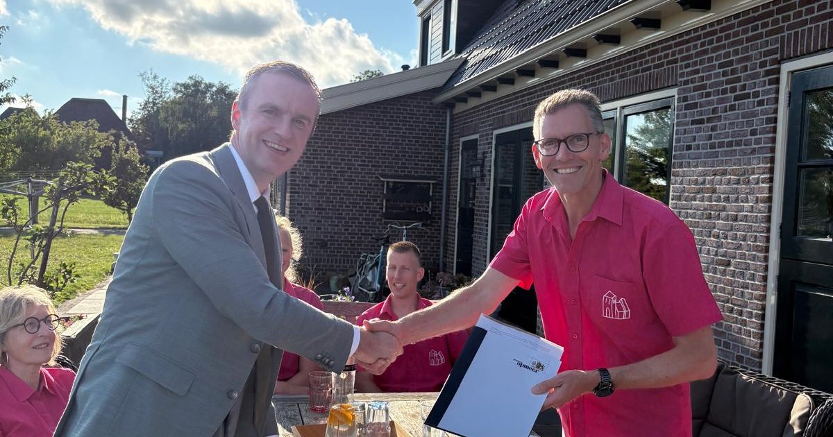 Koninklijke erepenning voor Stichting Volksvermaak Wadway
