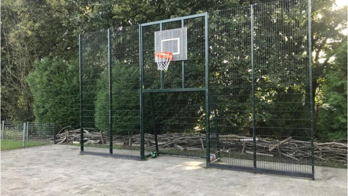 Een doelunit met een basket erboven geplaatst.
