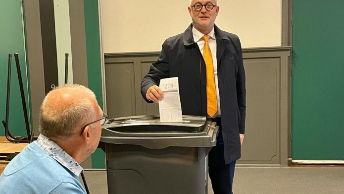 Burgemeester Gerard van den Hengel brengt zijn stem uit.