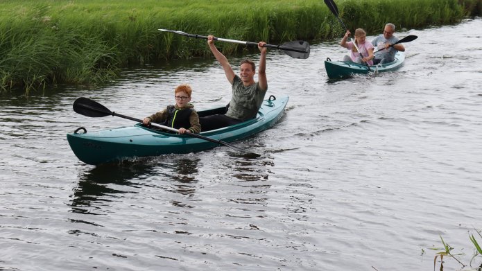 Kinderen die aan het kanovaren zijn in gemeente Opmeer.