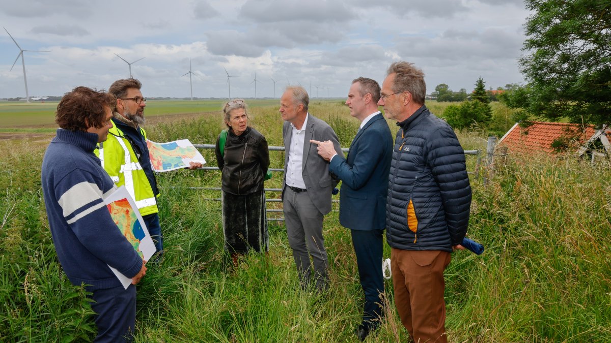 Deltacommissaris Co Verdaas bezoekt Opmeer: “Blijf kijken naar hoe onze dijken zijn ontstaan!”