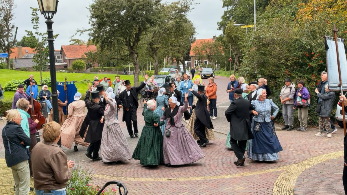 Hoogwoud viert 60 jaar Hoogwouder Dansers met kleurrijke Landelijke Folkloredag