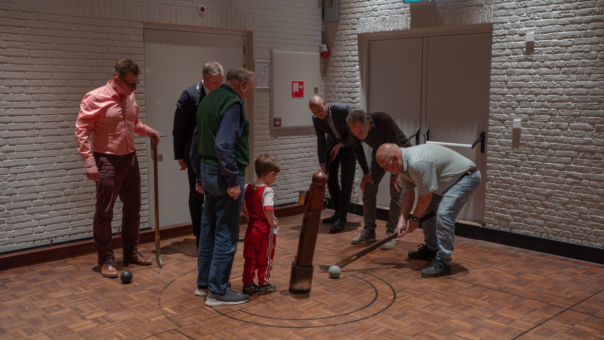 Feestelijke huldiging voor kolfkampioen Louis Schilder in Hoogwoud