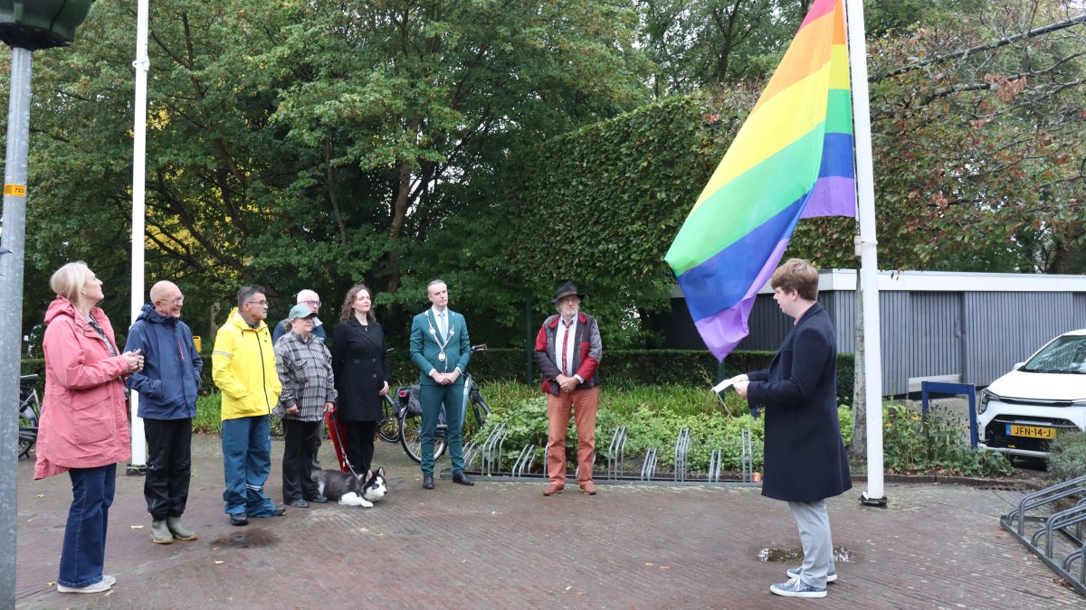 Wethouder Daniël Hagens hijst regenboogvlag bij het gemeentehuis