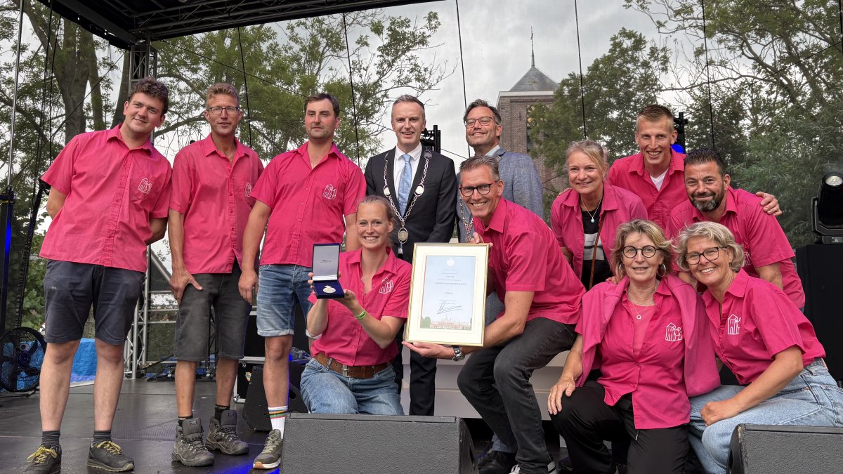 Koninklijke erepenning voor stichting Volksvermaak Wadway