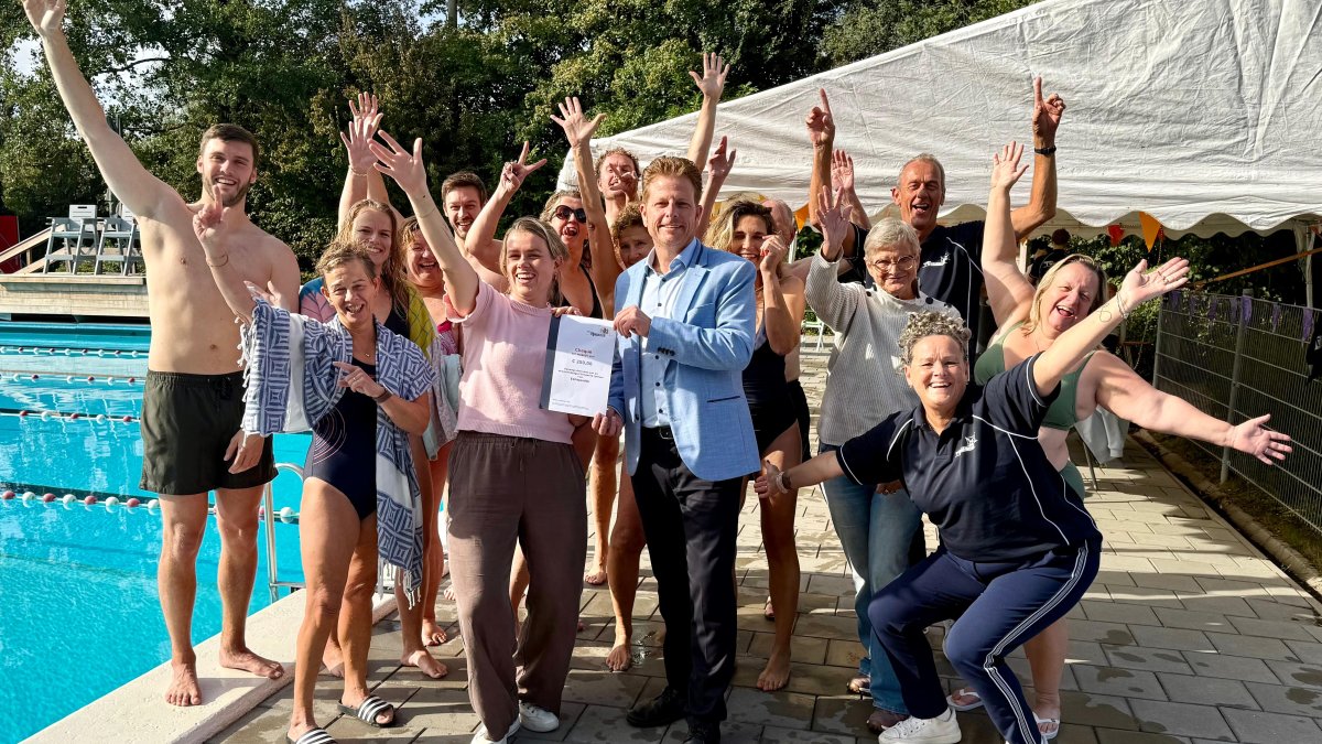Zwem4daagse Opmeer reikt cheque uit aan EpilepsieNL