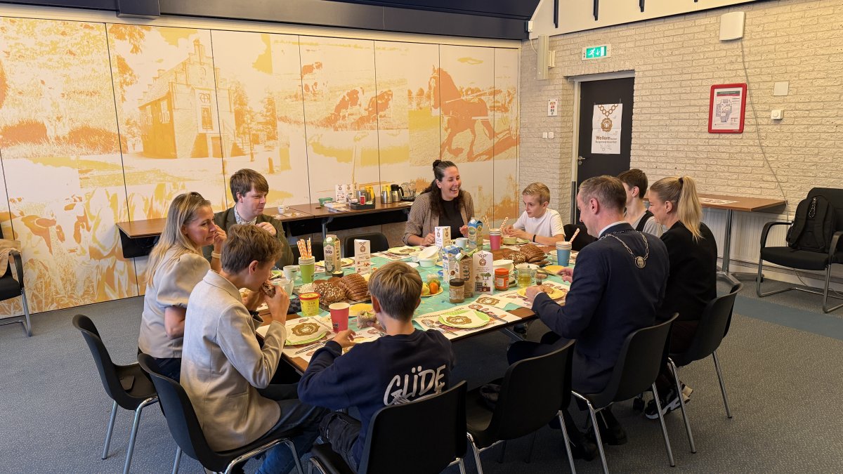 Burgemeestersontbijt met leerlingen van O.B.S. De Dubbele Punt