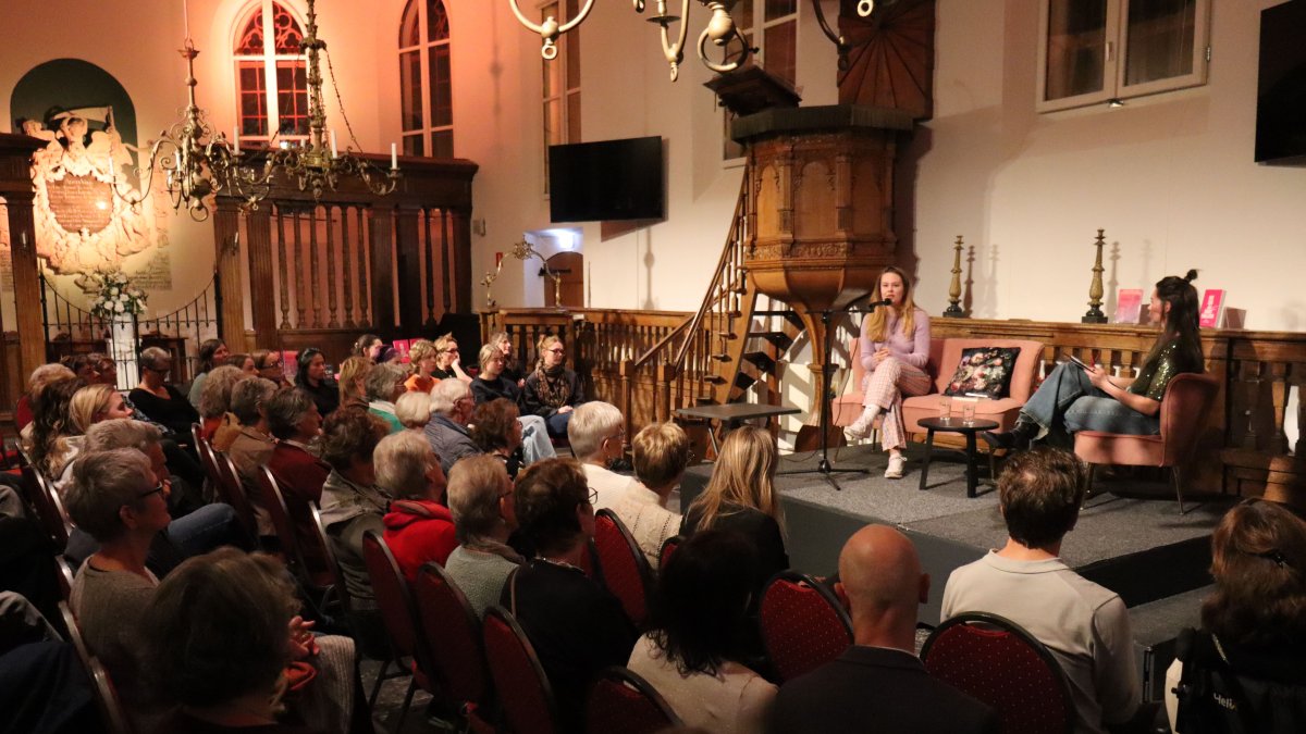 Indrukwekkende boeklezing met auteur Tessel ter Zweege tijdens Orange the World in ’t Kerkhuys