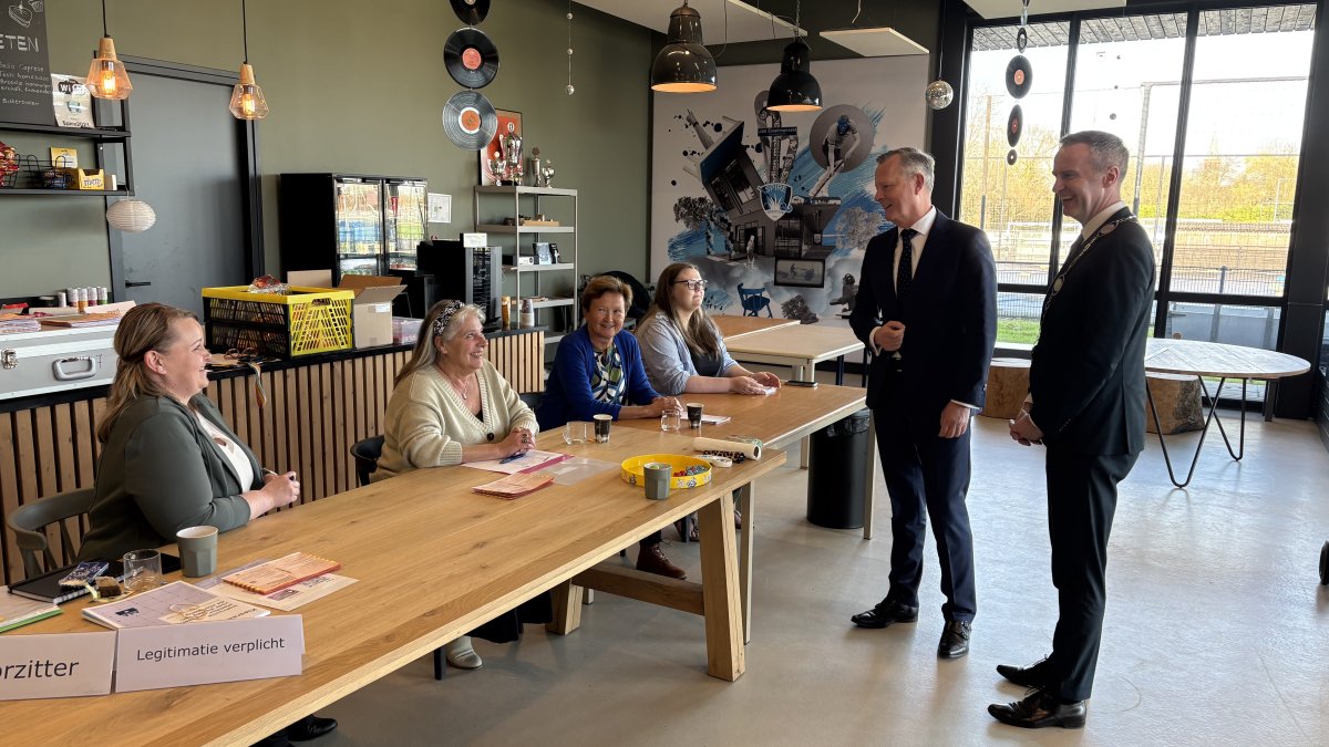 Een zonnig verkiezingsbezoek van de commissaris van de Koning!