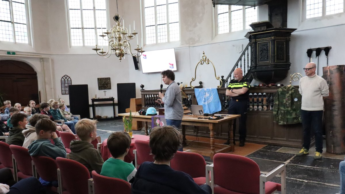 Herdenkingsboekjes Tweede Wereldoorlog uitgereikt