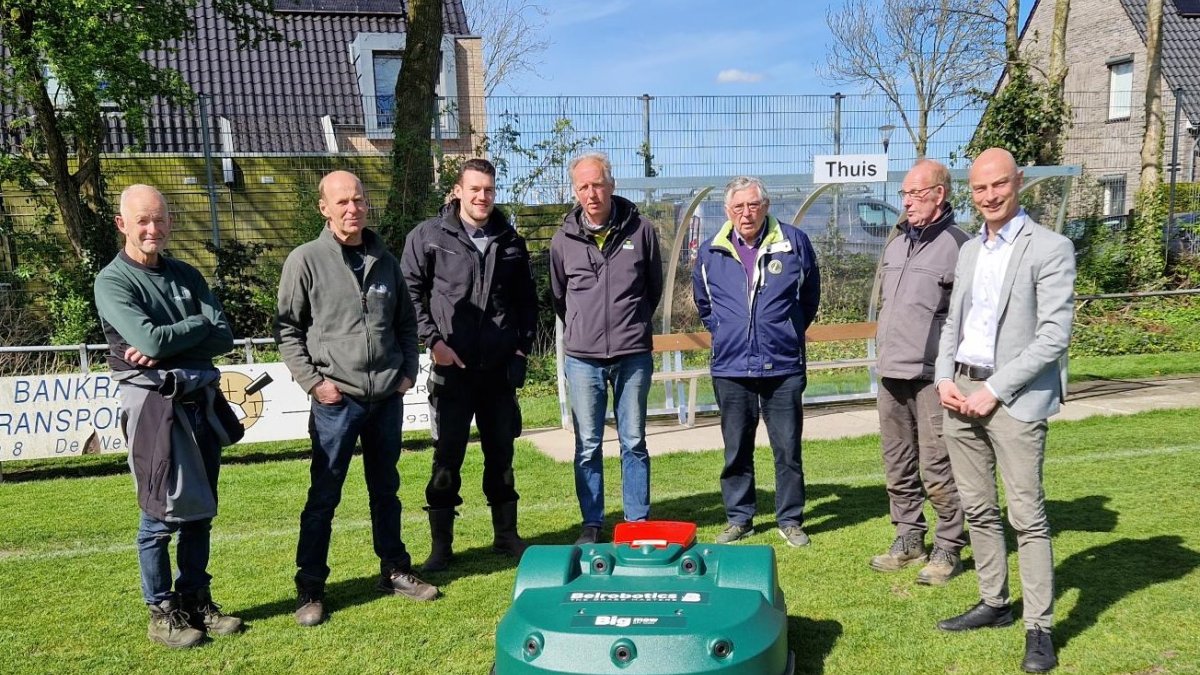 Allereerste robotmaaier voor Voetbalvereniging DWB en AGSV
