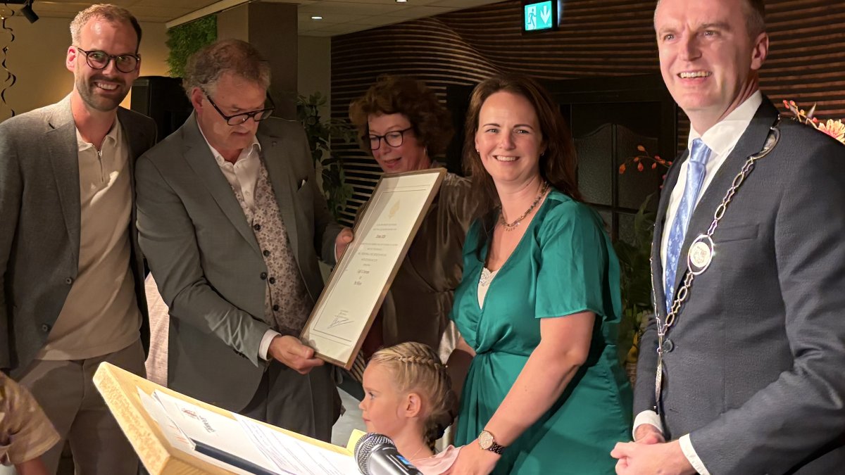 Café ’t Centrum in De Weere ontvangt Predicaat Hofleverancier