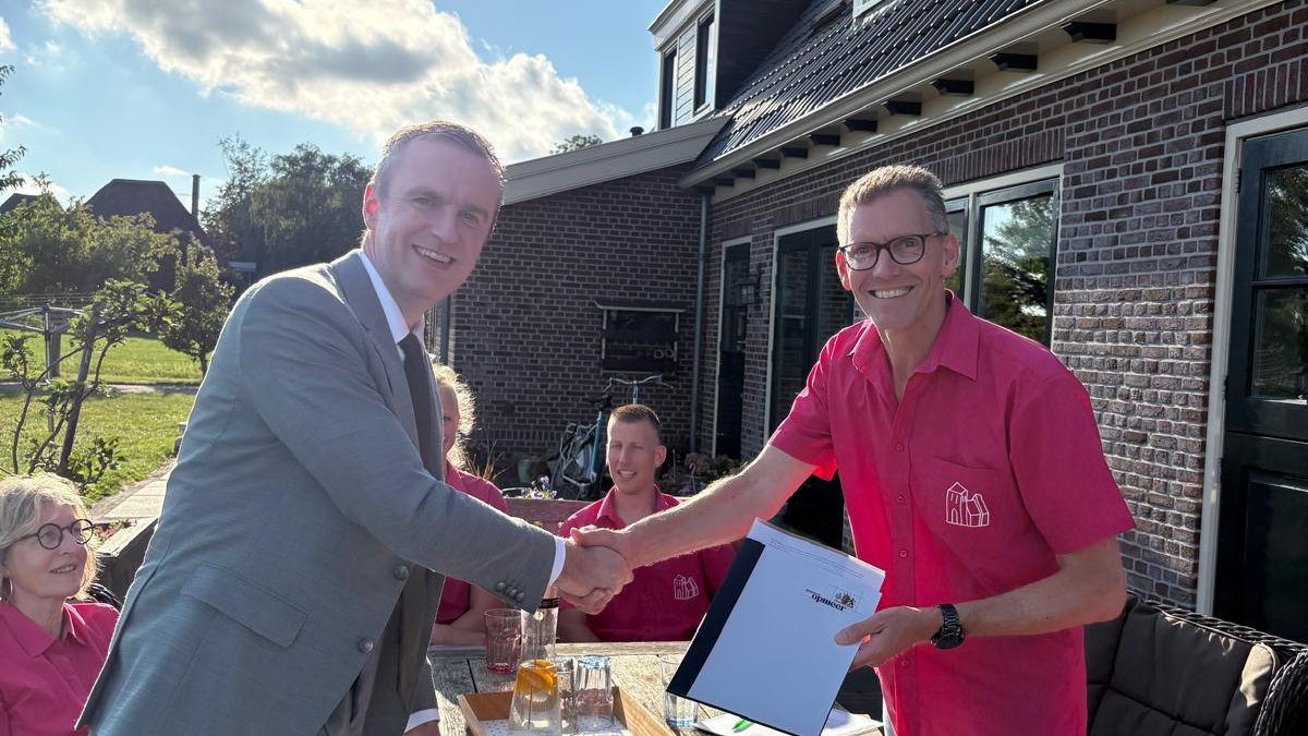 Koninklijke erepenning voor Stichting Volksvermaak Wadway