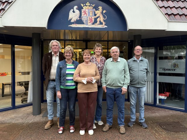 Op de foto staan v.l.n.r. Kees Willemsen, Annette Bijlenga, Ada Frankfort, Angela Bruin, Arie van Duin, Klaas Vlaar.