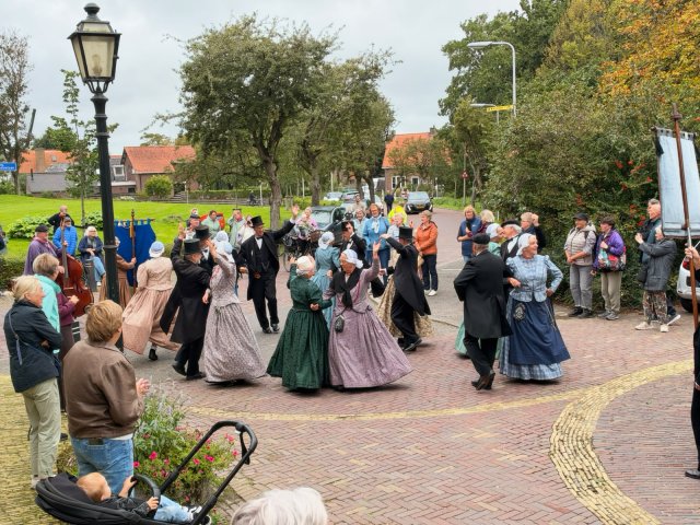 60-jarige jubileum Hoogwouder dansers - een parade door het oude gedeelte van Hoogwoud.