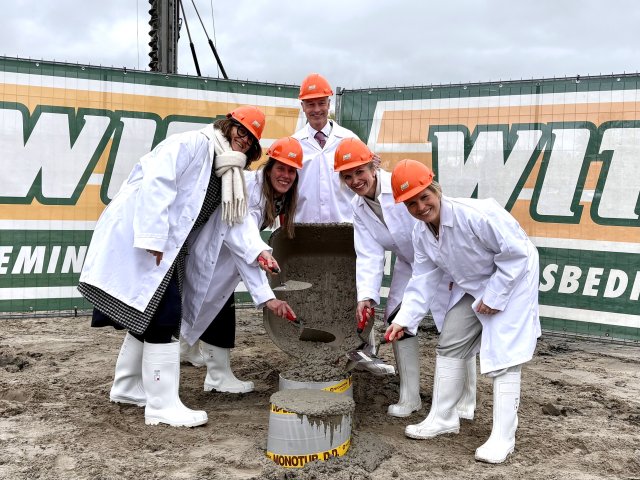 Op de foto staan de directrices van basisscholen De Akker en De Stek en kinderopvang Berend Botje. In het midden staat wethouder Robert Tesselaar. Zij slaan de eerste paal.