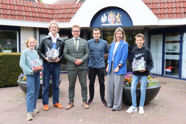 ambassadeur en voormalig kinderburgemeester Julia Schipper, ambassadeur en theatermaker Nout Pekel, wethouder Vincent Buis, projectleider van de gemeente Opmeer Daan Pruimboom, HVC’s Susan Baks en voormalig loco-kinderburgemeester Luuk Ganzinga staan voor het gemeentehuis in Opmeer.