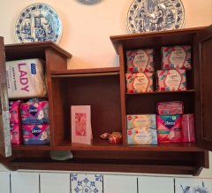 Uitgiftepunt voor menstruatieproducten bij Museumboerderij West-Frisia