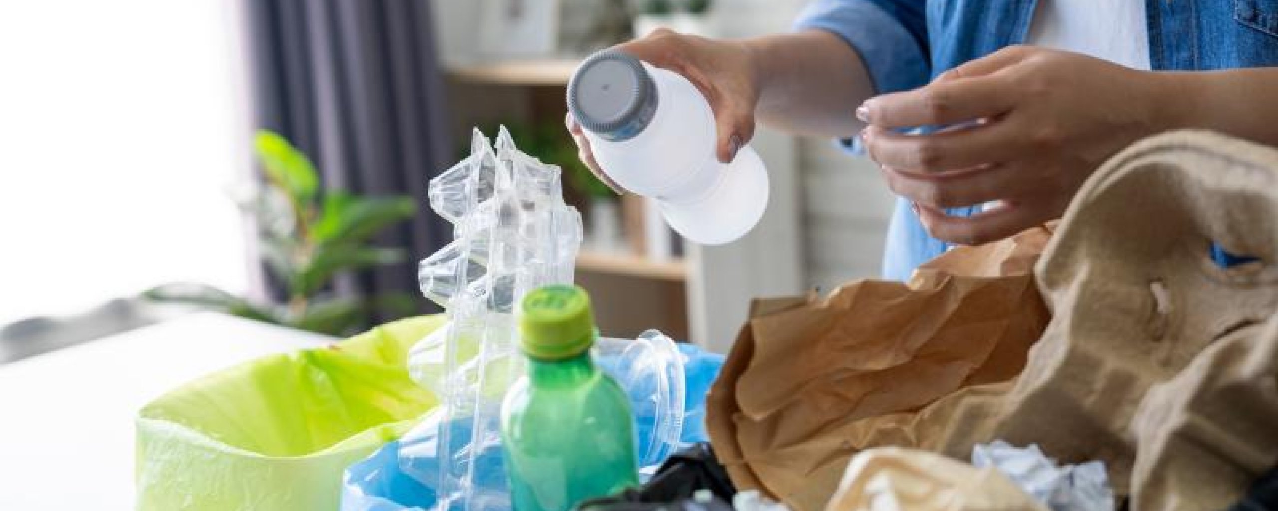 Iemand sorteert afval 