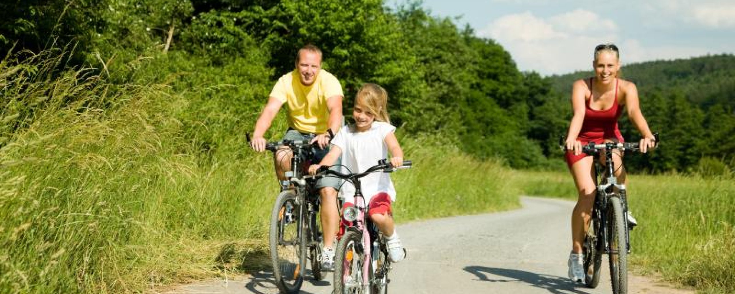 Gezin fietst samen op een zonnig dag