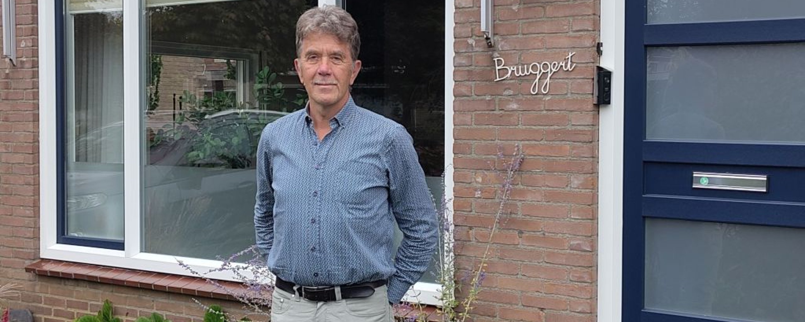 Han Bruggert staat voor zijn huis