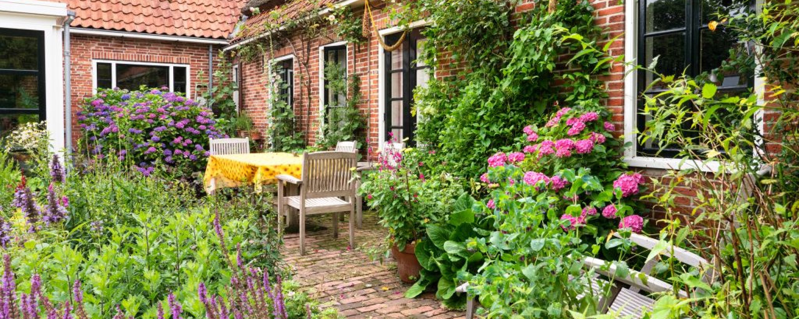 Huis met veel groen op het erf
