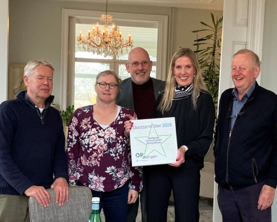 Wethouder Pelgrom geeft duurzame ster aan werkgroep Verduurzamen Monumenten