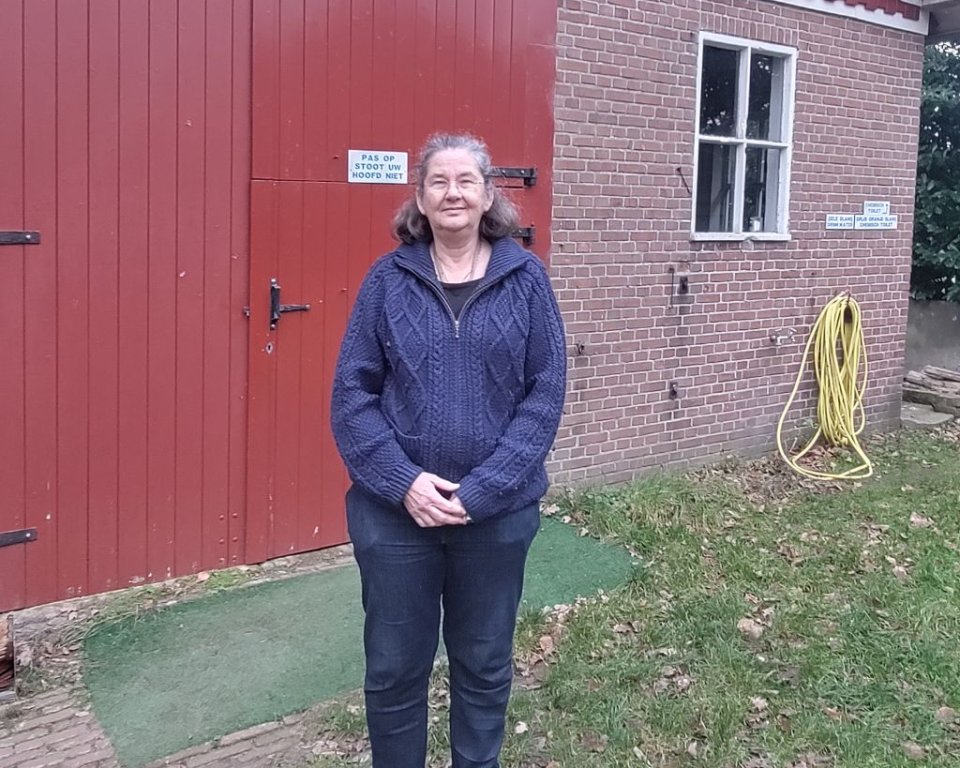 Emma de Fremery staat voor de landgoedschuur