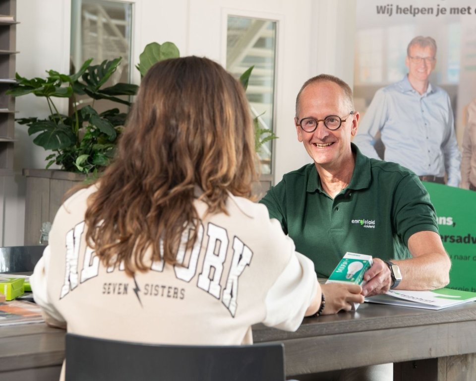 Energieadviseur geeft advies aan een inwoonster