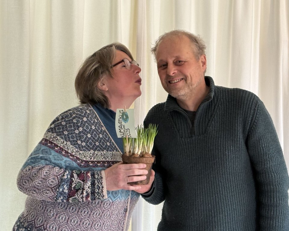 Klimaatburgemeester geeft een krokus en kus aan Erik de Groot uit Vrden