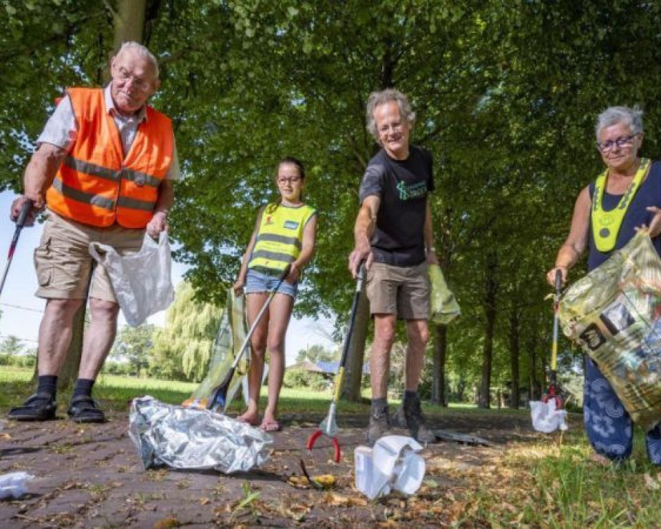Mensen bezig zwerafval op te ruimen