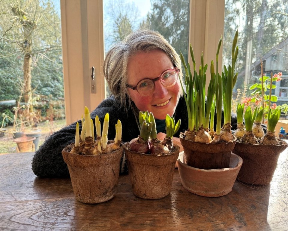 Klimaatburgemeester met potjes met biologische bloembolletjes