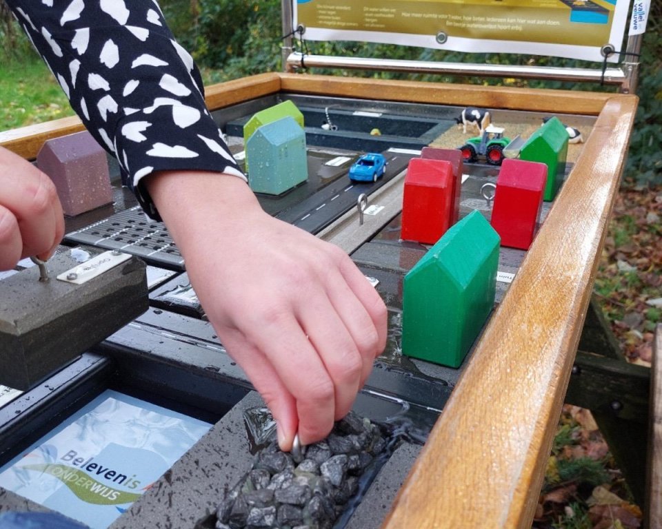 Leerling is in de weer met een watertafel