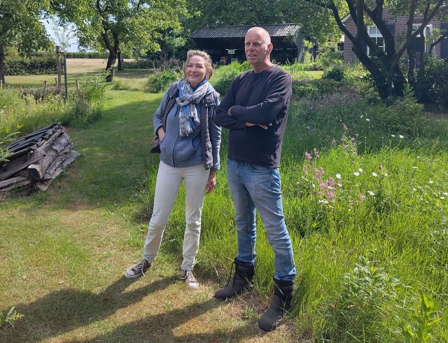 Bert en Irma staan op het erf van de boerderij van Bert